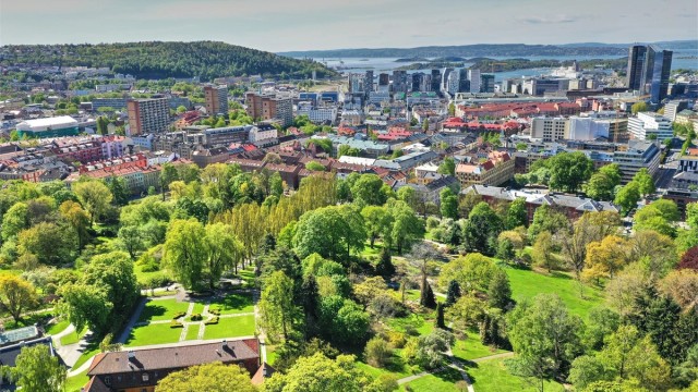 Tøyen mot Bjørvika og Oslofjorden - med botanisk hage og Tøyen Hovedgård i front