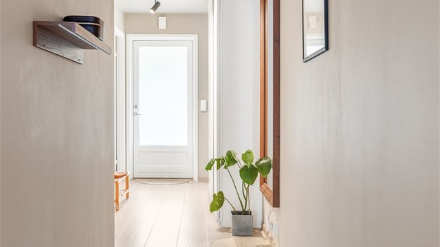 Det frostete glassfeltet i døren gir entréen godt med naturlig lys, i tillegg til at det skjermer mot innsyn.