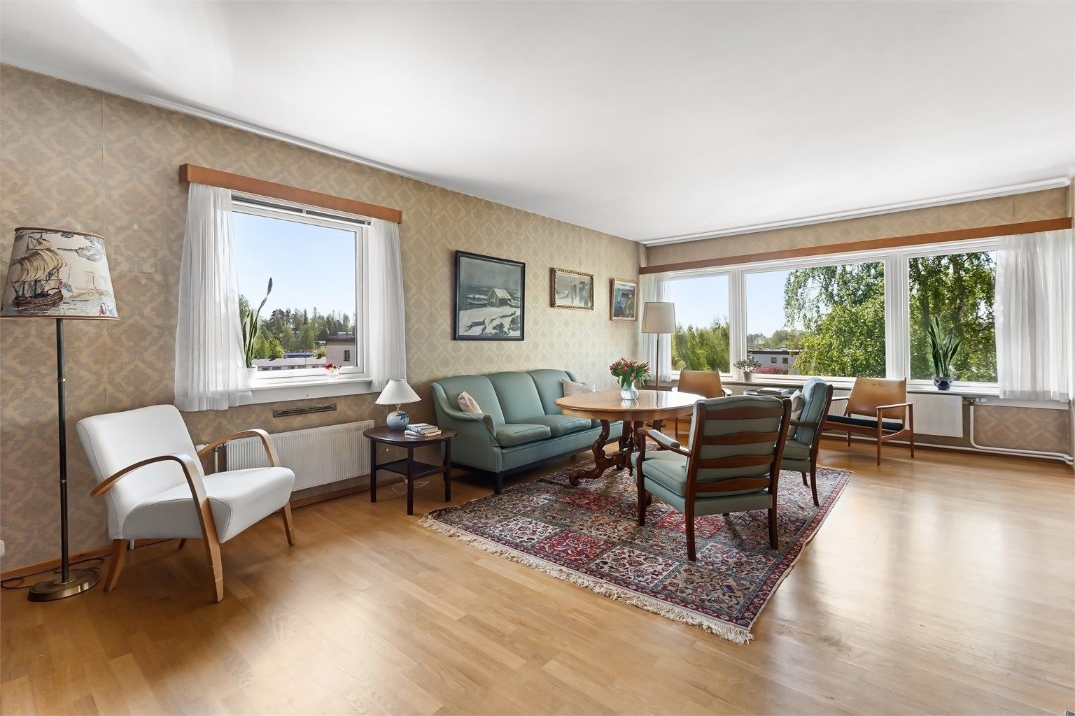 Stuen er leilighetens naturlige samlingspunkt, med godt lysinnslipp fra flere vinduer