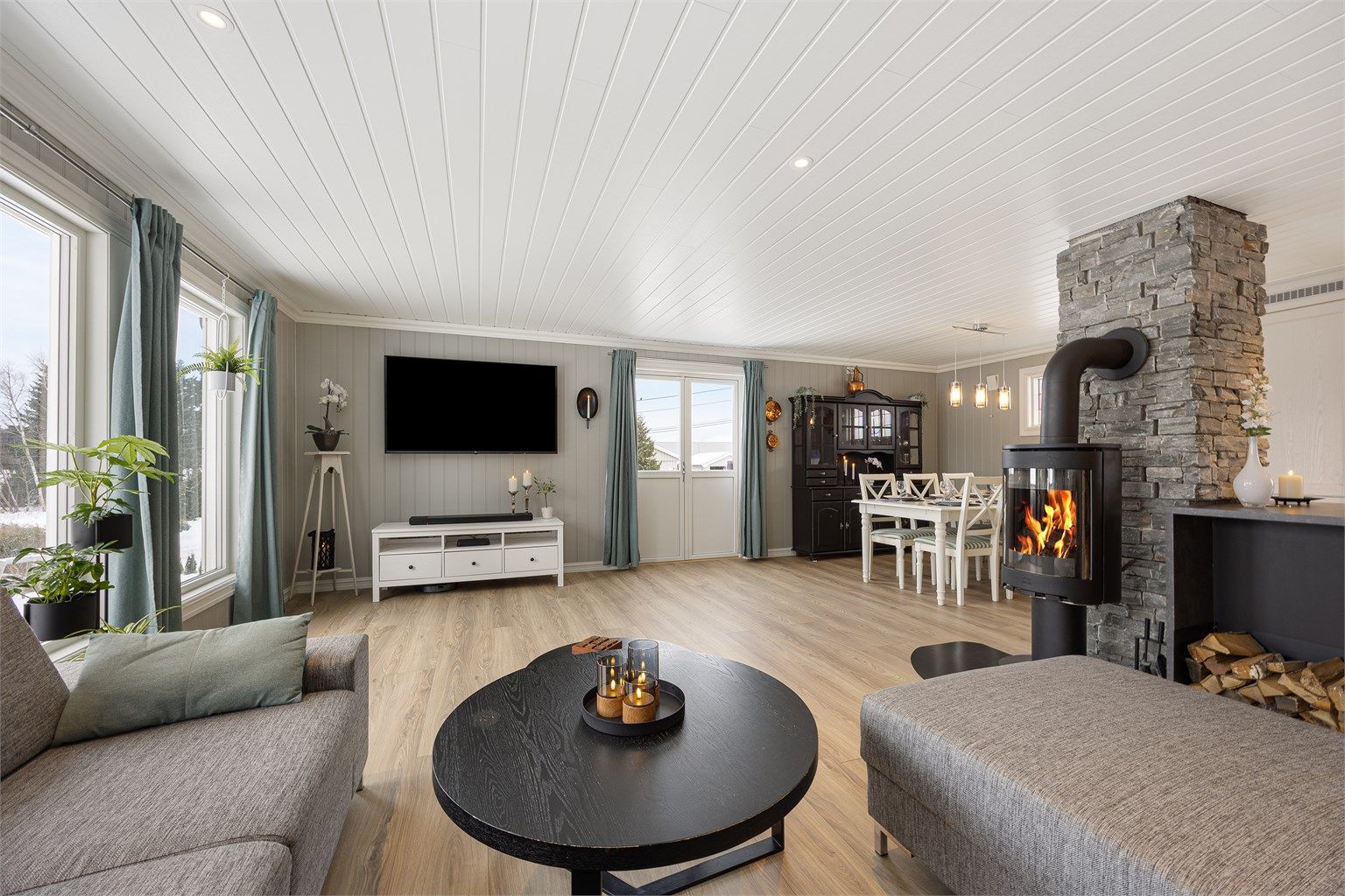 Stuen har elektrisk gulvvarme med varmefolie, som gir en jevn og behagelig varme.