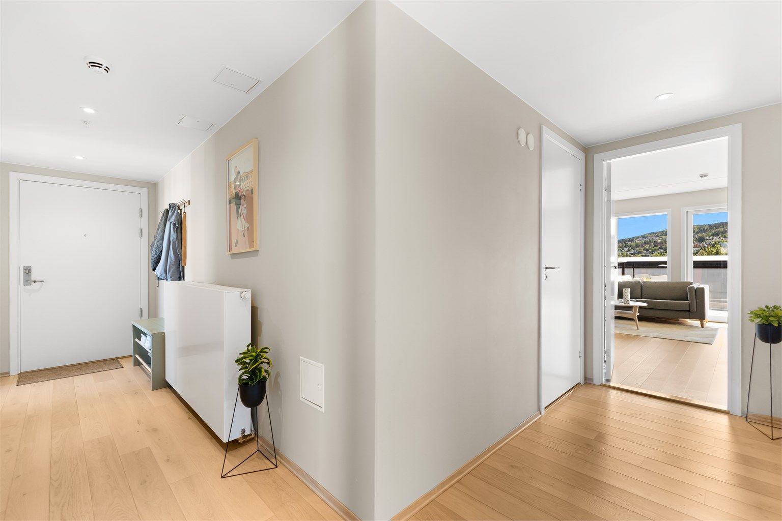 Boligen har en gjennomgående planløsning med slette vegger og moderne 1-stavs parkett, som gir et stilrent preg og et godt førsteinntrykk.