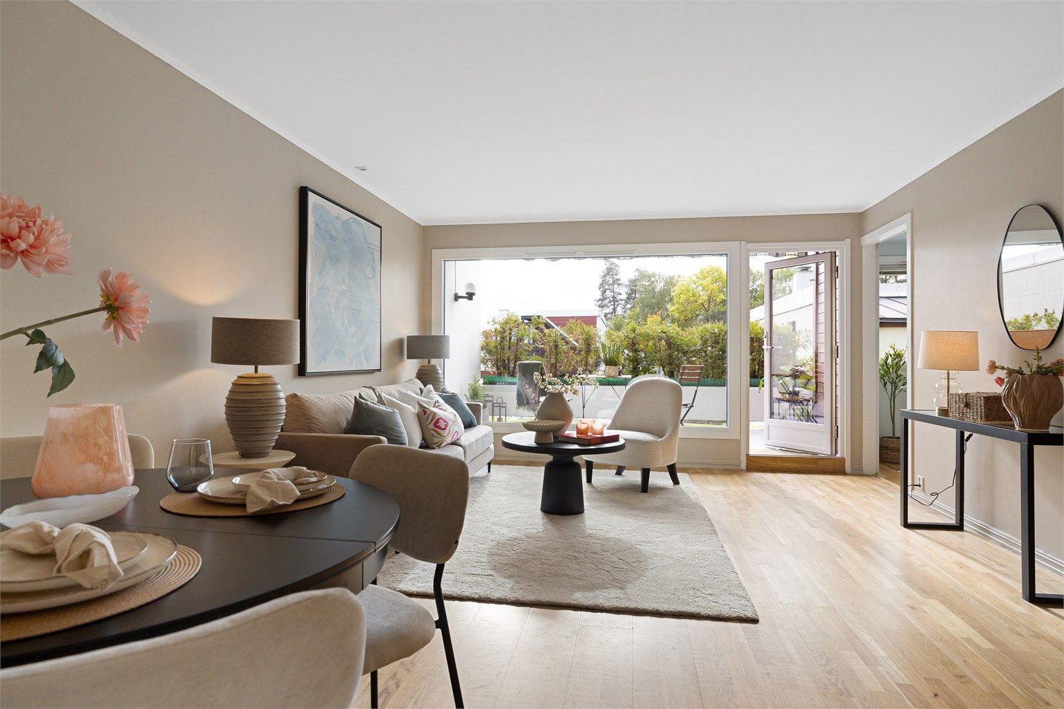 Store vindusflater som byr på mye lys.