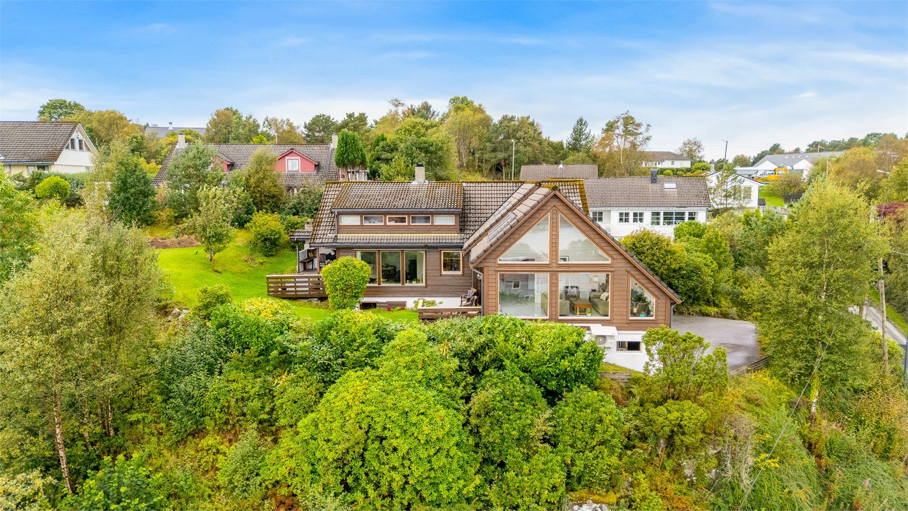 Flott, usjenert beliggenhet i et veletablert og rolig boligområde sentralt på Storebø. Man finner skole, barnehage, idrettsanlegg og butikk like ved. 
