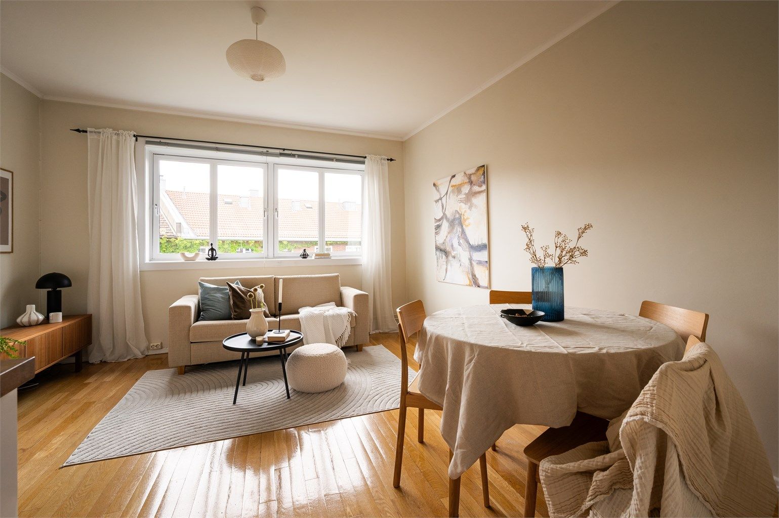 Boligen har en god planløsning og ligger fint til på Tøyen. Stuen er av god størrelse med plass til sofa, tilhørende salongbord og TV-seksjon. Det første som møter deg er store vindusflater, noe som gir en fantastisk atmosfære.