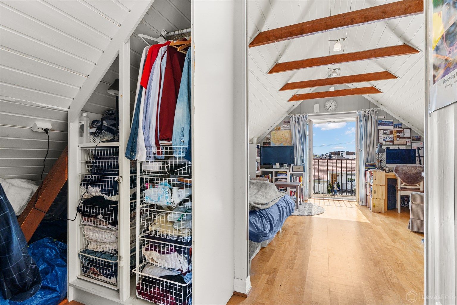 Hybelen inneholder entré, bad og stue med hybelkjøkken. Innredning av etasjen ble foretatt i 2006