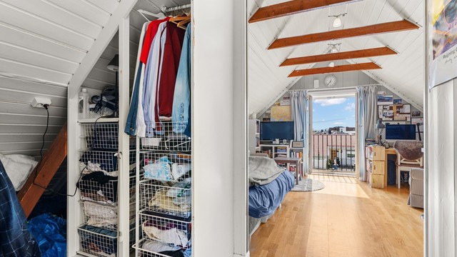 Hybelen inneholder entré, bad og stue med hybelkjøkken. Innredning av etasjen ble foretatt i 2006