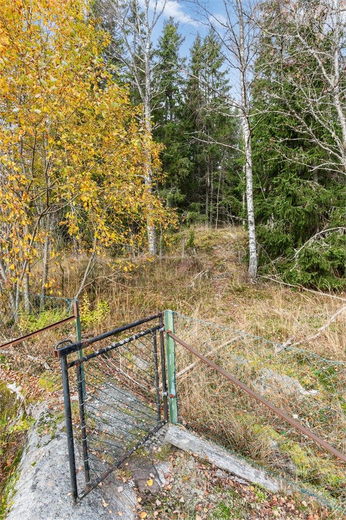 Eiendommen har direkte adkomst til stinettet i skogen via egen port i gjerdet.