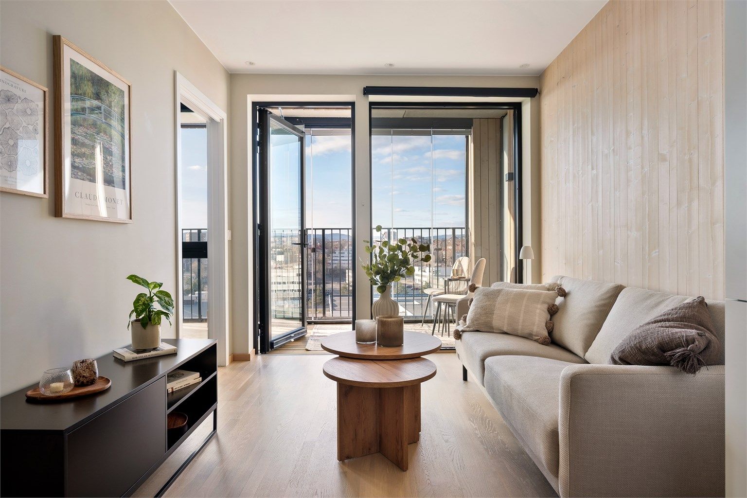 Lys, moderne og usjenert leilighet høyt i 6. etasje med arealeffektiv planløsning, store vinduer, stilrene overflater og en luftig balkong