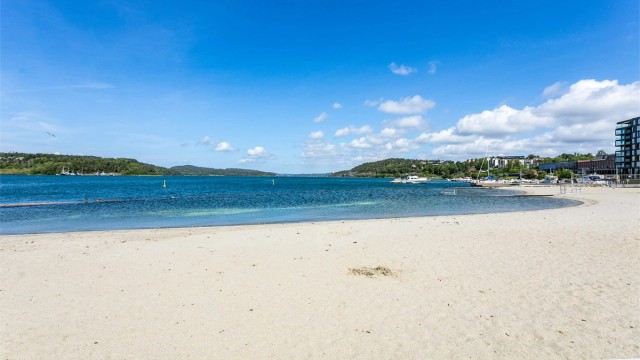 Den nye, store sandstranden ytterst på Verket er et populært sted å bade i sjøen.