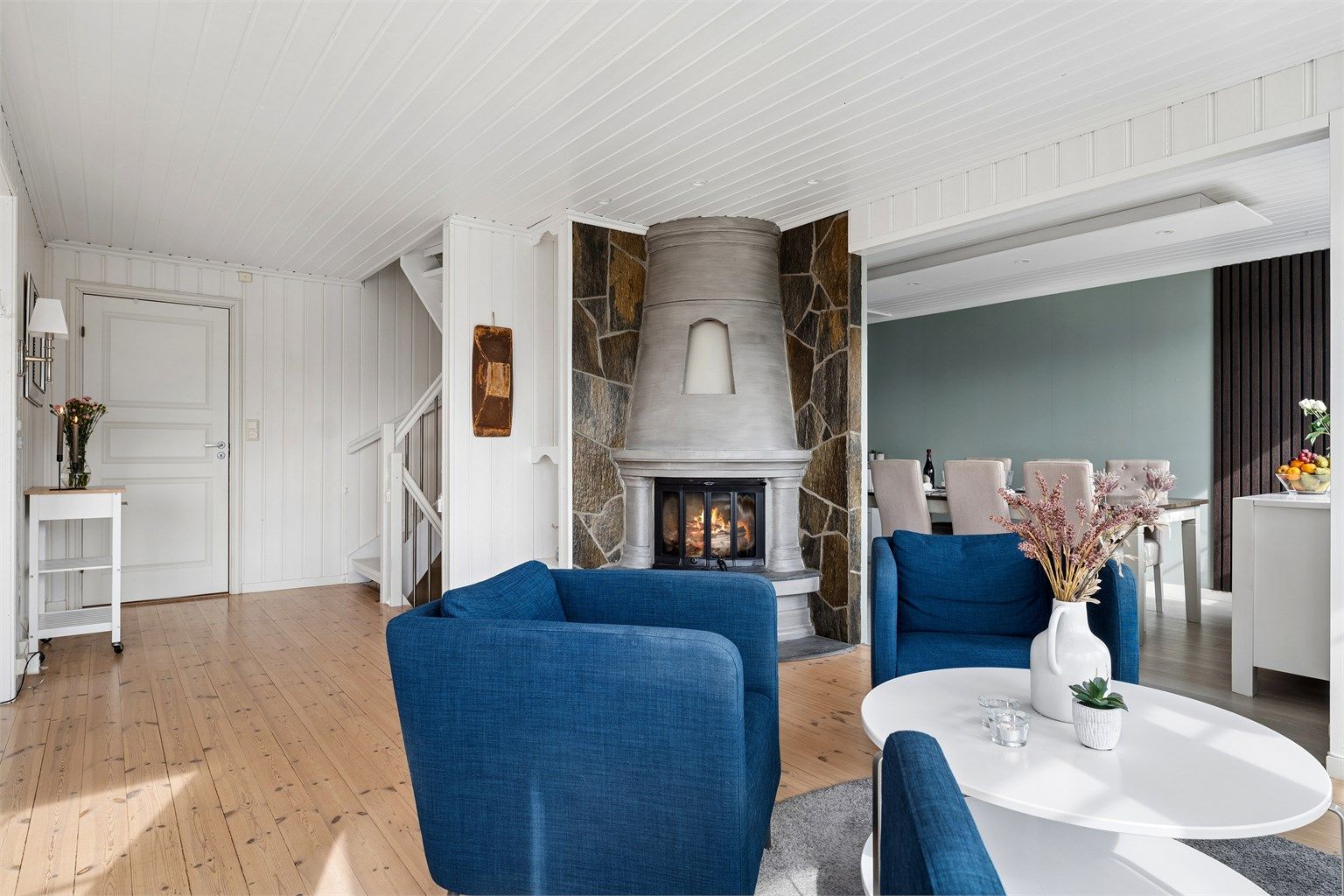 Flott peis som bidrar til både oppvarming og skaper en lun atmosfære.