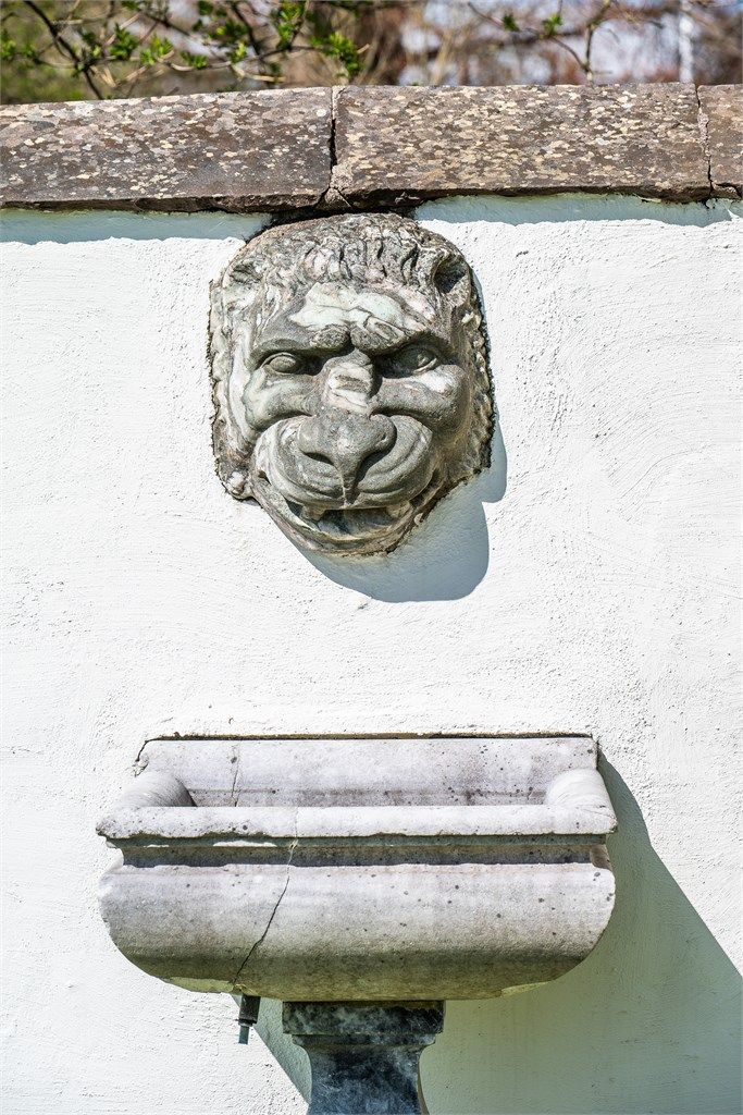 Historiske detaljer er bevart på eiendommen.