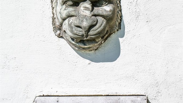 Historiske detaljer er bevart på eiendommen.