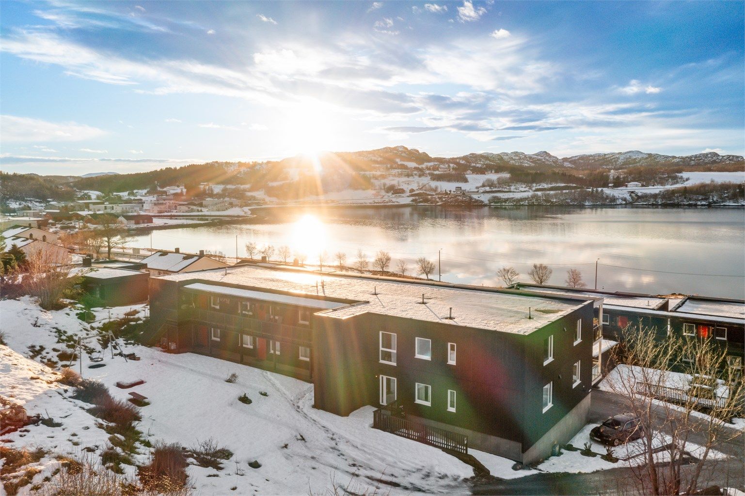 Fra boligen er det kun et par minutters gange til nærmeste busstopp ved Liakrysset, noe som gir enkel forbindelse til resten av kommunen.