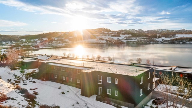 Fra boligen er det kun et par minutters gange til nærmeste busstopp ved Liakrysset, noe som gir enkel forbindelse til resten av kommunen.
