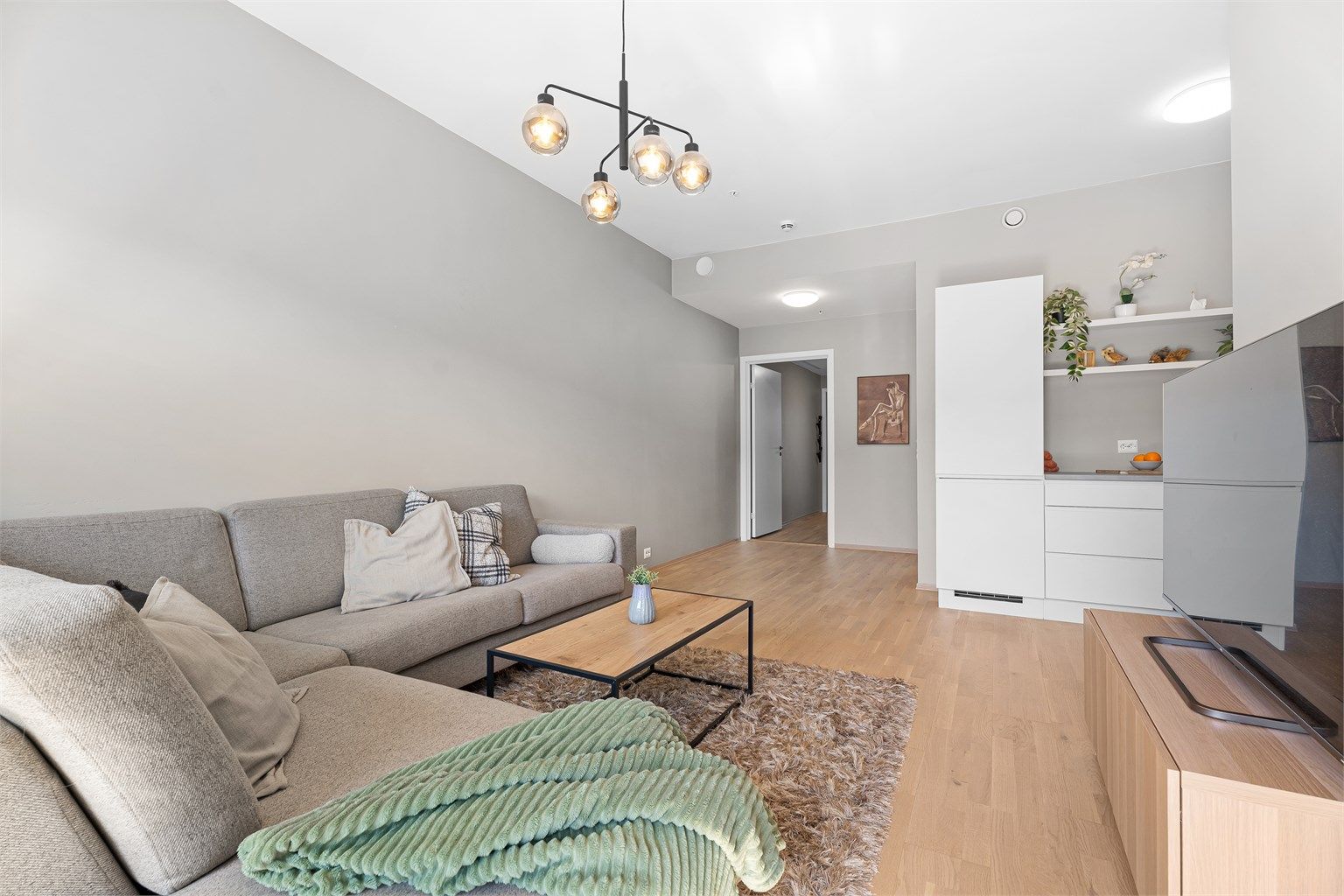 Det er åpen stue/kjøkken løsning og i stuen er det også plass til en spisegruppe. Nåværende eiere har hatt plass til selskap blant annet. 