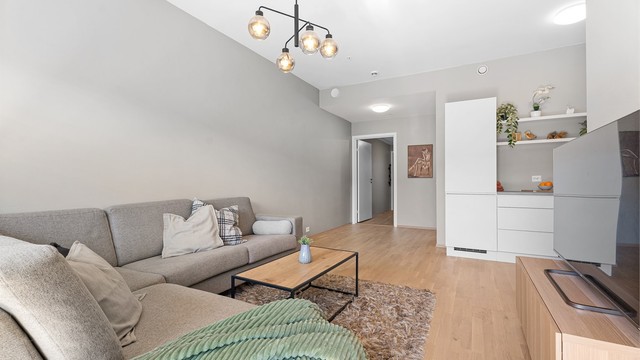 Det er åpen stue/kjøkken løsning og i stuen er det også plass til en spisegruppe. Nåværende eiere har hatt plass til selskap blant annet.