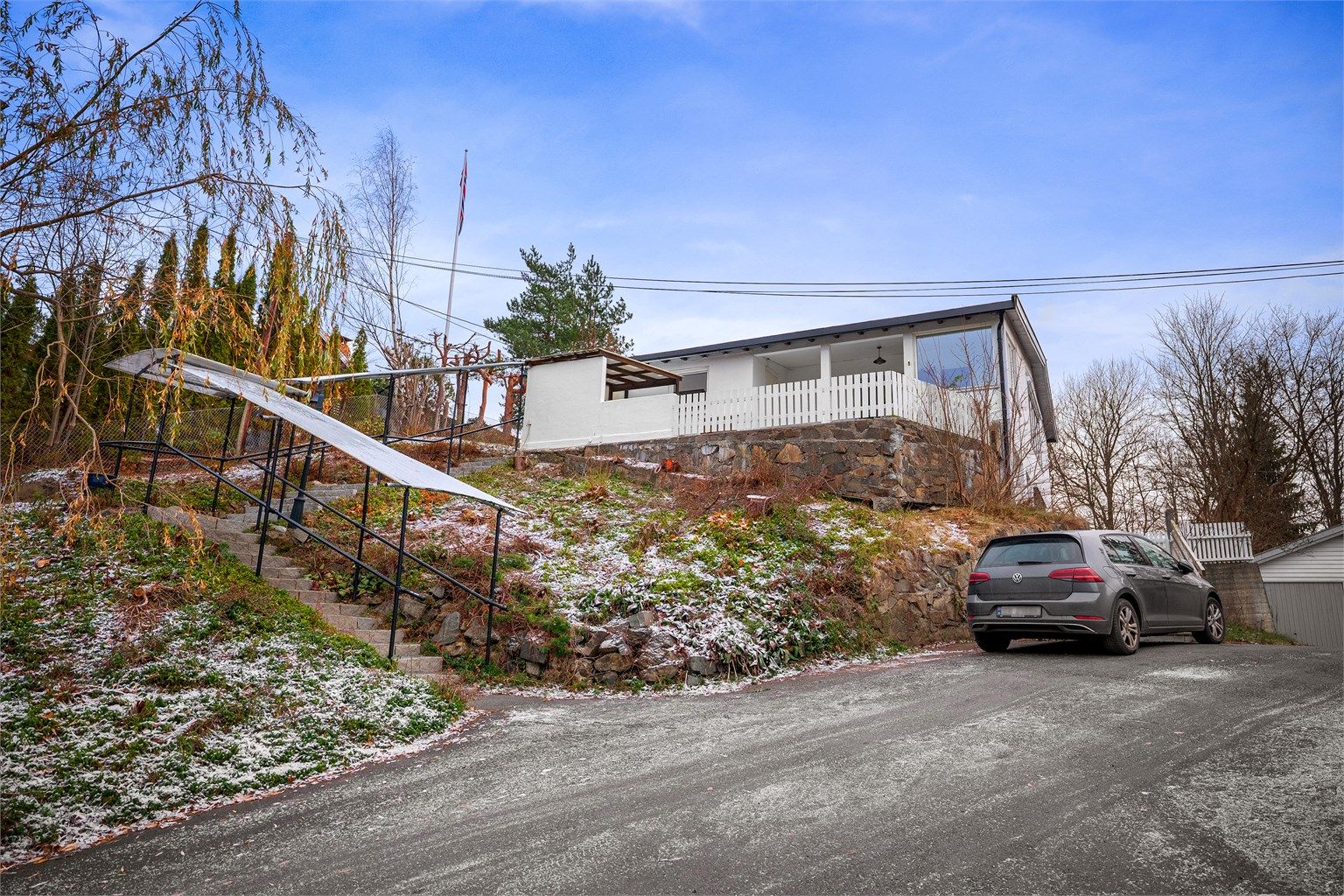 Boligen har en attraktiv beliggenhet i et rolig og barnevennlig boligområde med korte avstander til barnehager, skoler, butikker, buss og T-bane, samt flotte turområder sommer som vinter. Foto: zOvenfra