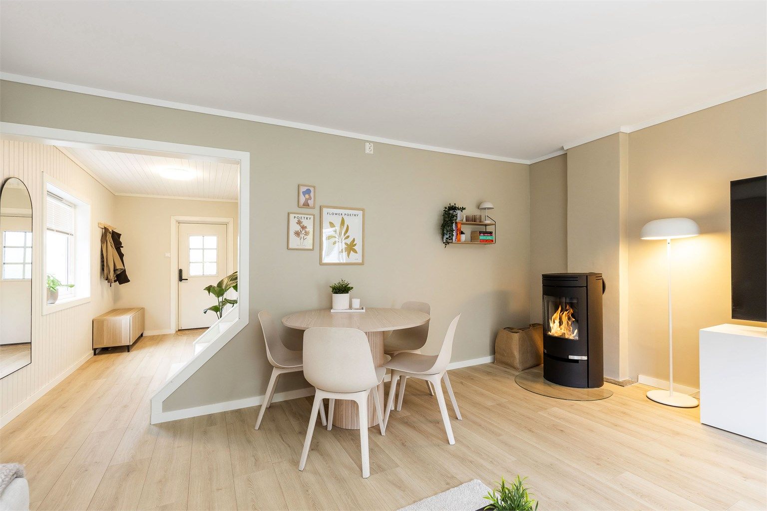 Det er også både varmepumpe og nyere vedovn plassert i stuen.