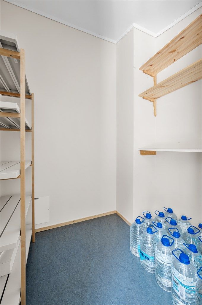 Leiligheten disponerer en bod på 3 m² i fellesgangen, som gir praktisk lagringsplass.