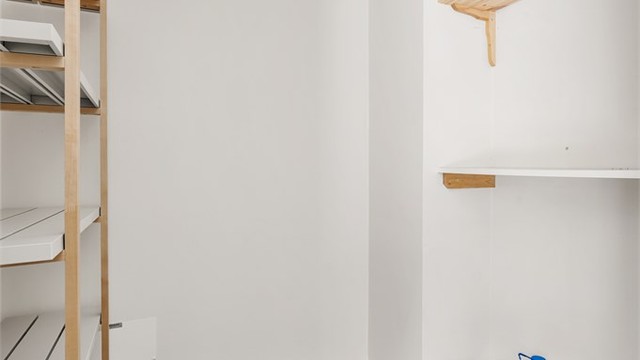 Leiligheten disponerer en bod på 3 m² i fellesgangen, som gir praktisk lagringsplass.