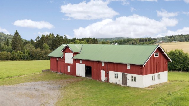 Den store låven er en sentral del av gårdstunet.