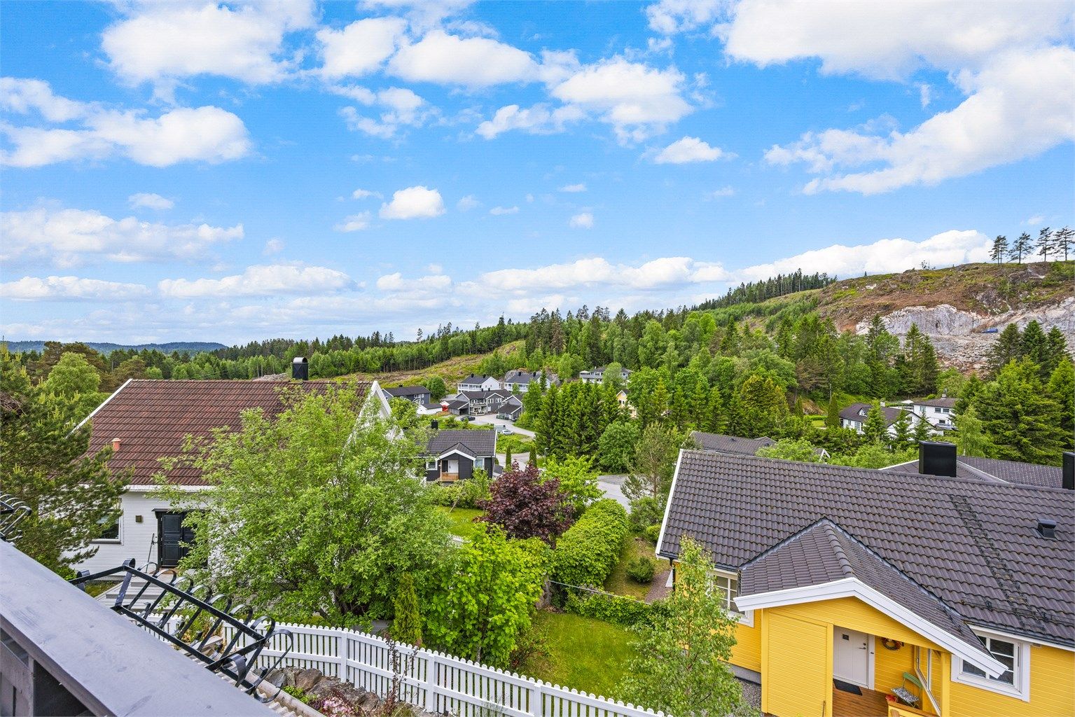 Utsikt over det etablerte og barnevennlige boligområdet.
