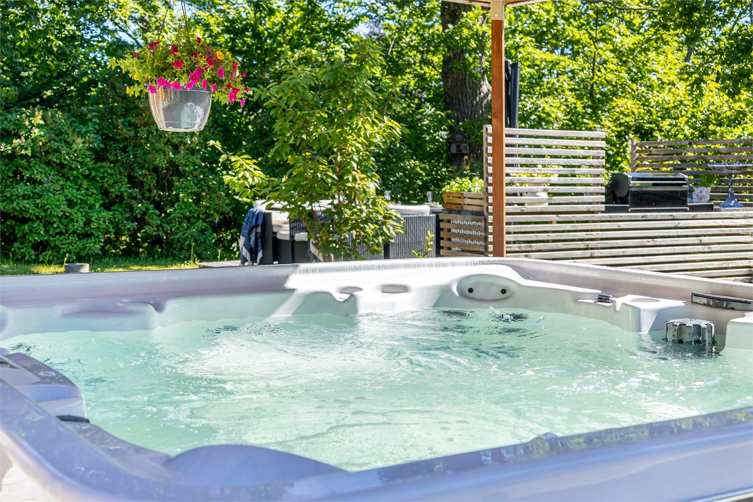 Jacuzzien innbyr til avslappende stunder i rolige omgivelser