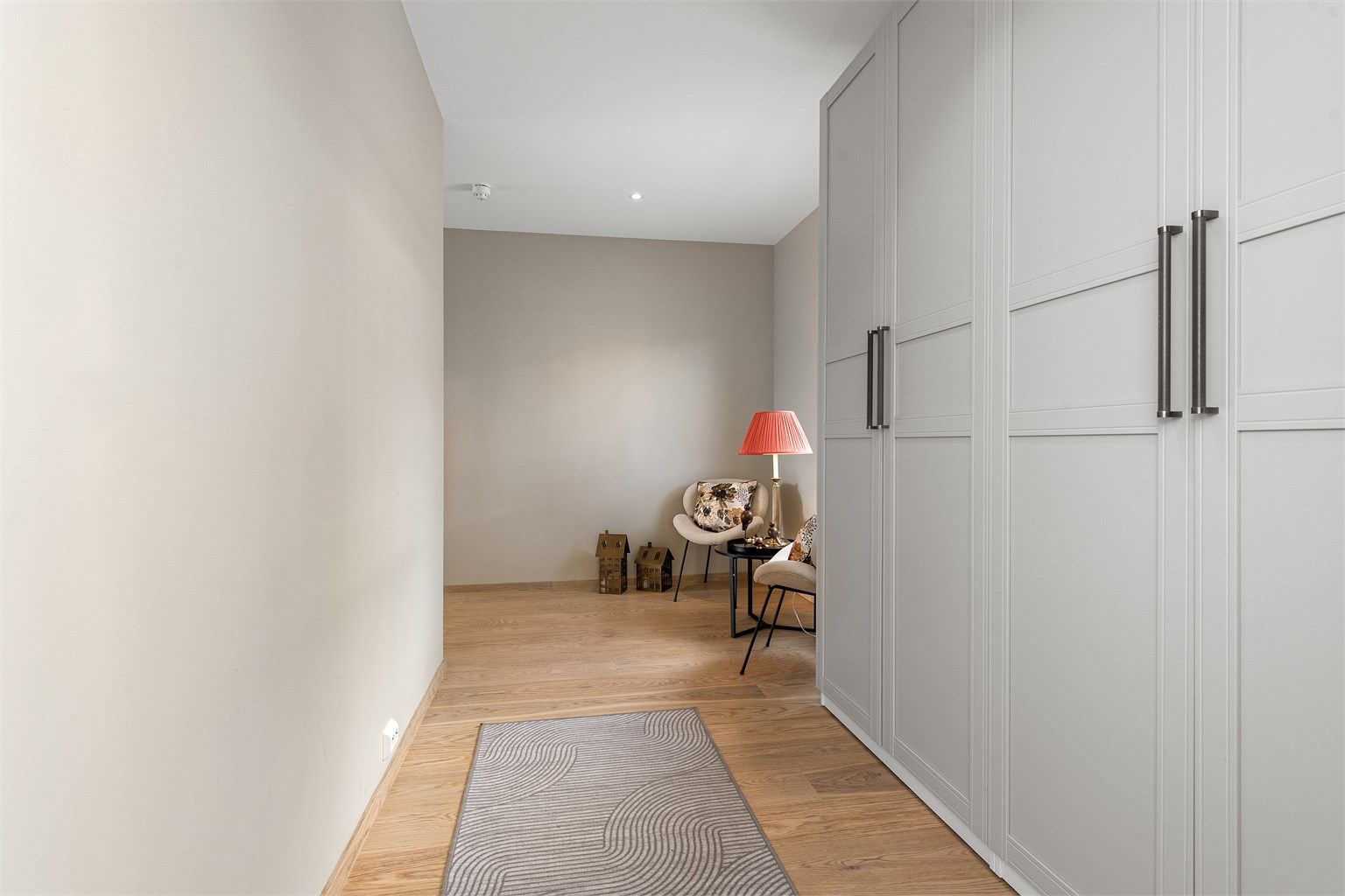 Leiligheten har entrédør med sikkerhetslås for økt trygghet