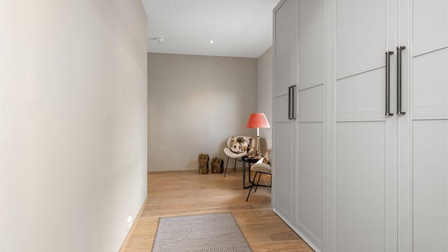 Leiligheten har entrédør med sikkerhetslås for økt trygghet