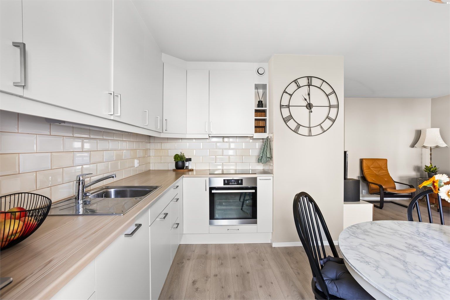 På kjøkkenet er det godt med skap- og benkeplass. Benkeplaten er av laminat. 