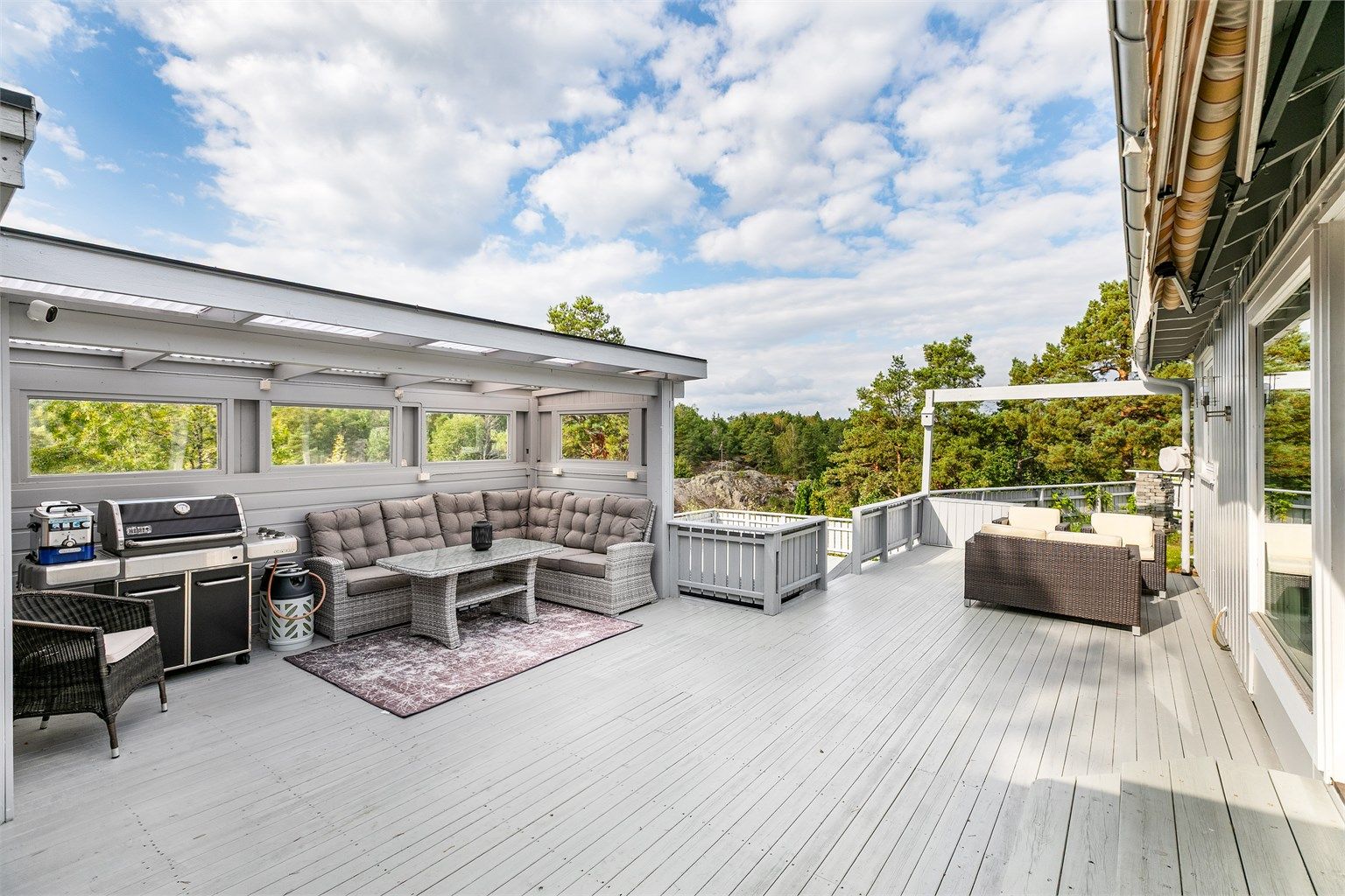 Eneboligen i Speiderveien 12 er luftig beliggende i høyden nord på Mosseskogen, med omfangsrike usjenerte arealer utomhus.