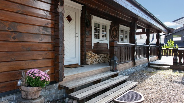 Overbygd inngangsparti.