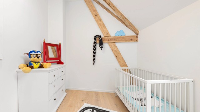 Rommet har en god størrelse med plass til både seng og oppbevaringsmøbler