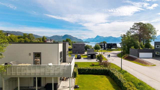 Eiendommen ligger i et nyere og attraktivt boligområde med lite trafikk.