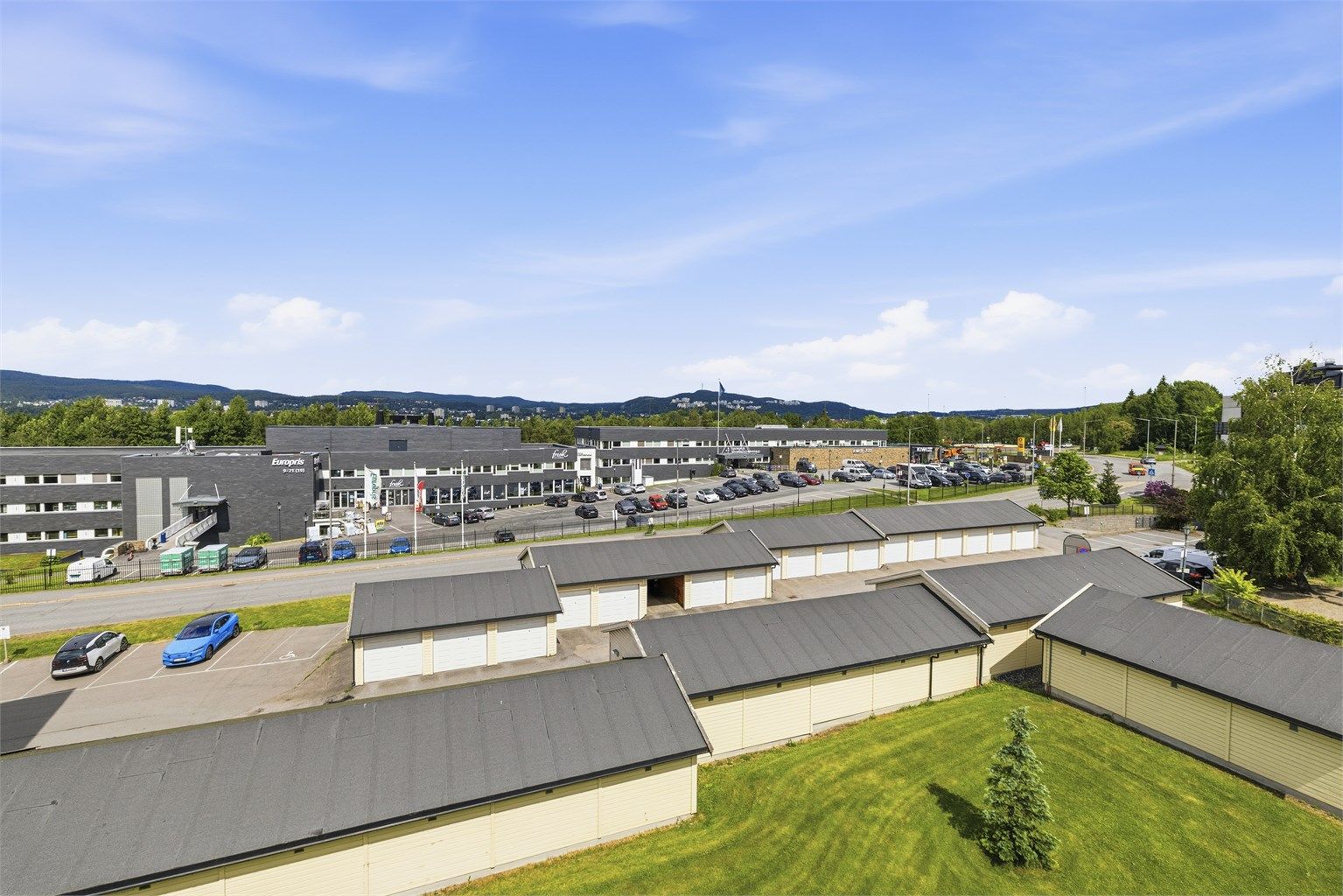 Balkongen har utsikt mot byen, skog og grøntområder