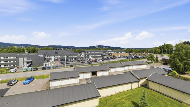 Balkongen har utsikt mot byen, skog og grøntområder