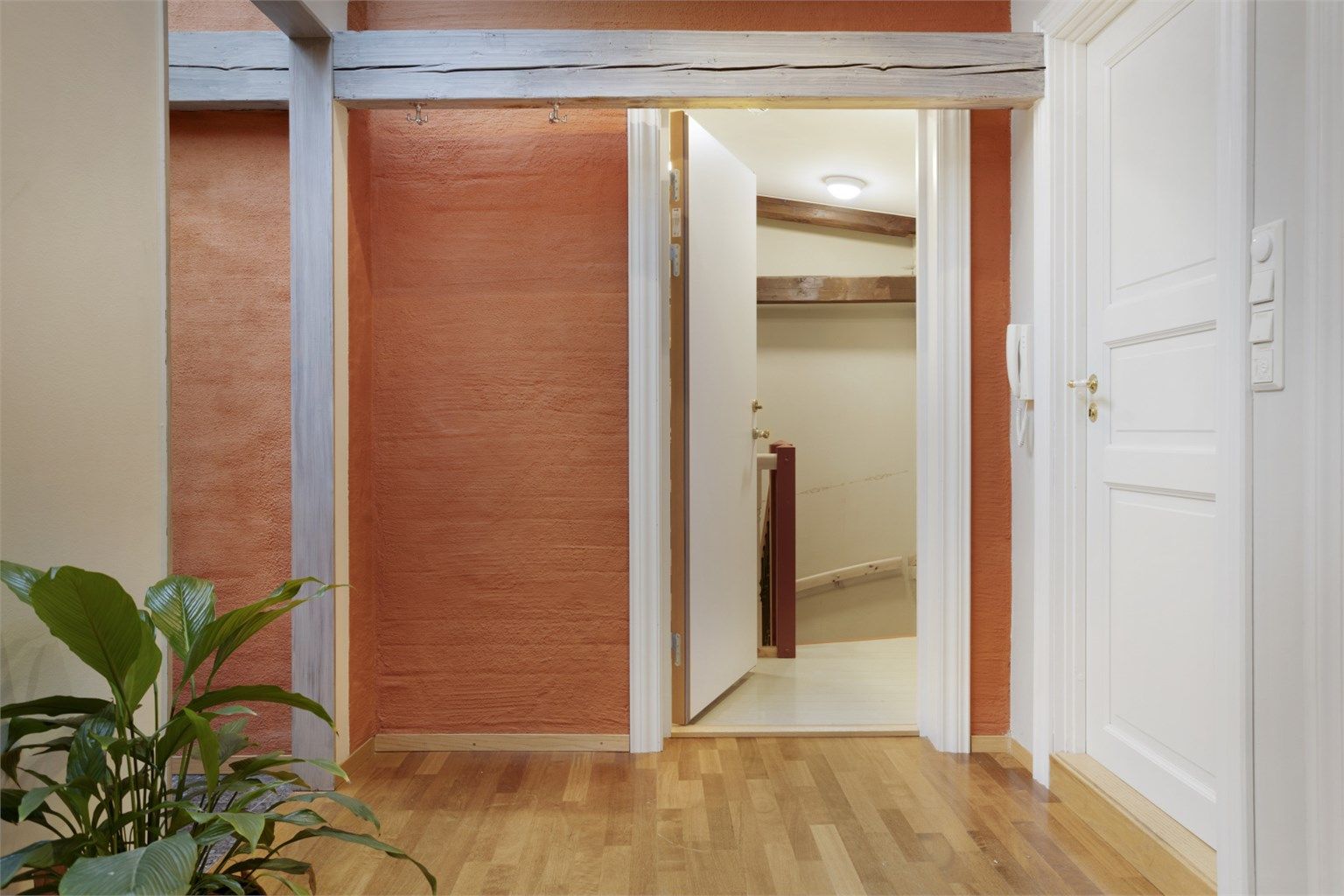 Videre disponerer leiligheten en bod på 15 kvm i felles kjeller med ytterligere lagringsmuligheter. 