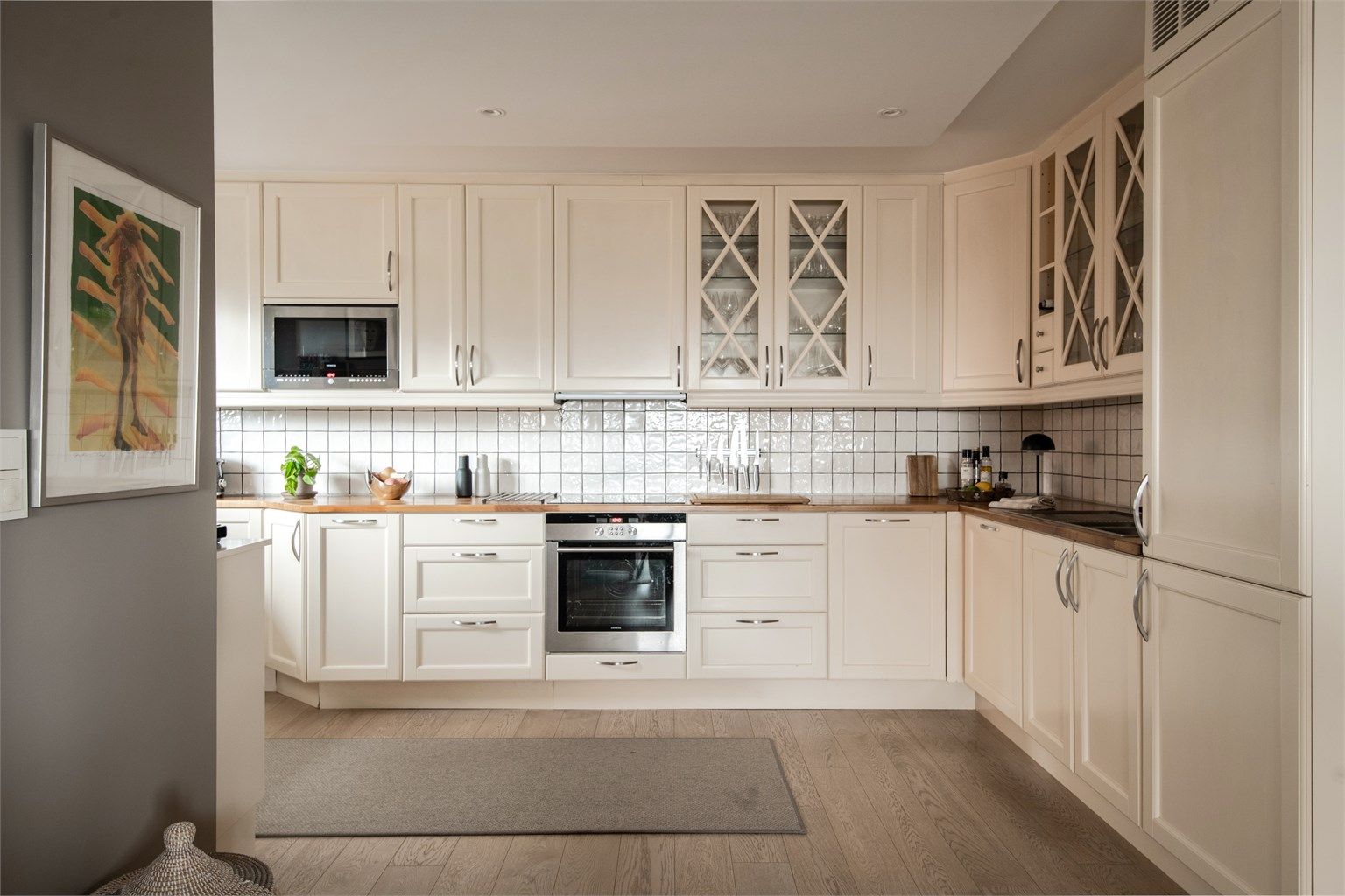 Kjøkkenet fra Huseby (2008) har profilerte fronter og en solid benkeplate i heltre.