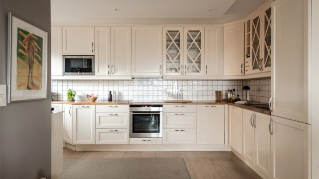 Kjøkkenet fra Huseby (2008) har profilerte fronter og en solid benkeplate i heltre.