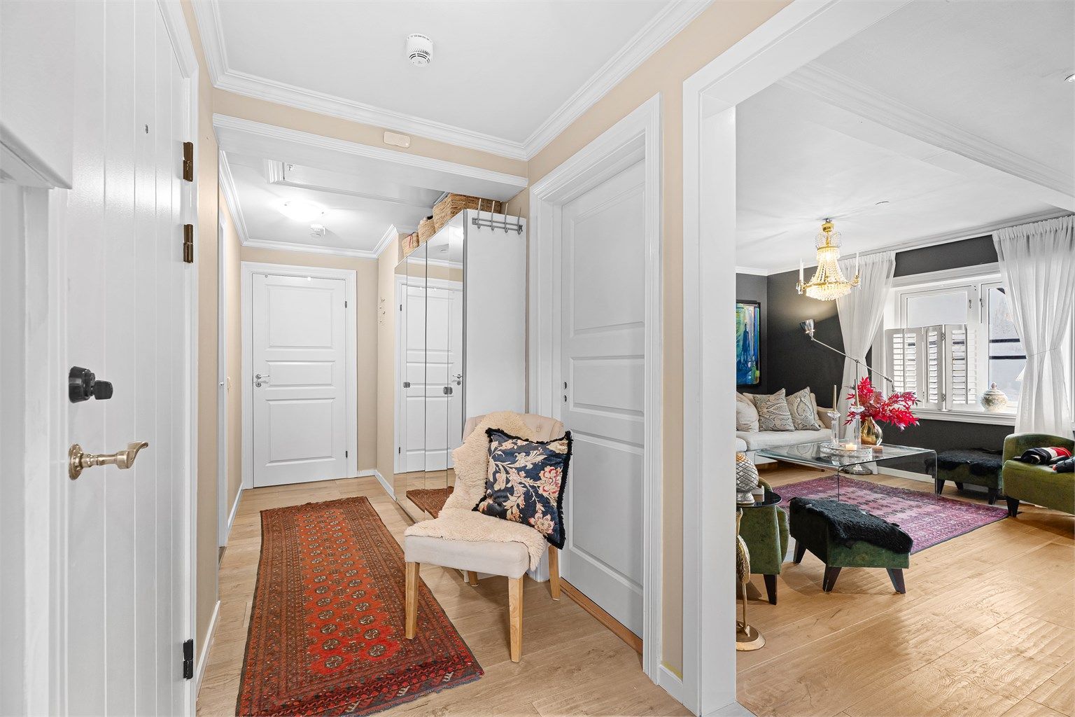 Lys entre med dobbelskap.