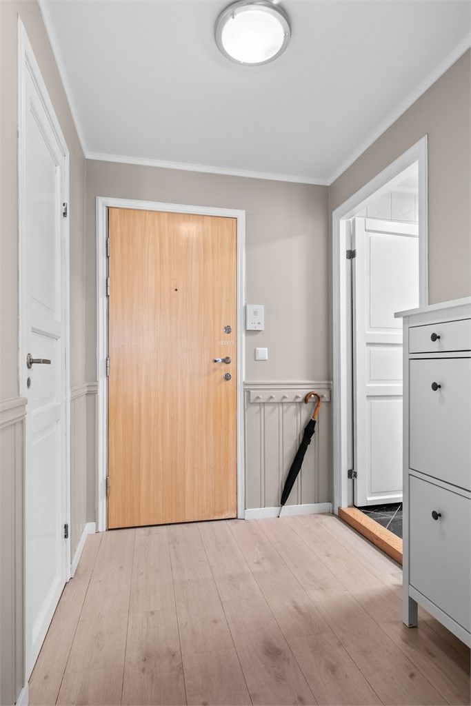  Innbydende entré med god plass til å sette fra seg sko og henge fra seg yttertøy. Videre adkomst til leilighetens øvrige rom. Praktisk bod i tilknytning entréen.
