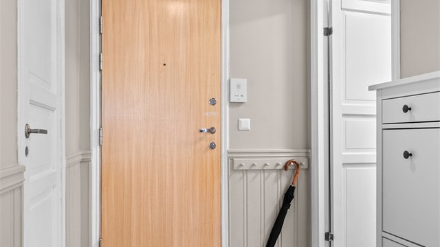 Innbydende entré med god plass til å sette fra seg sko og henge fra seg yttertøy. Videre adkomst til leilighetens øvrige rom. Praktisk bod i tilknytning entréen.