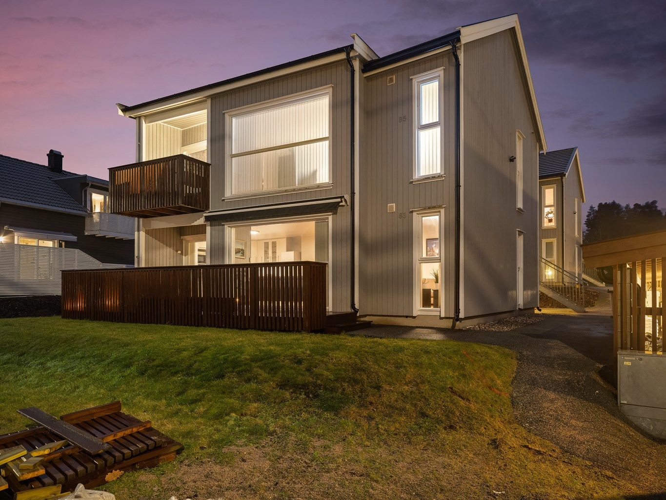 Leiligheten utgjør første etasje av horisontaldelt tomannsbolig og har trinnfri, enkel adkomst.