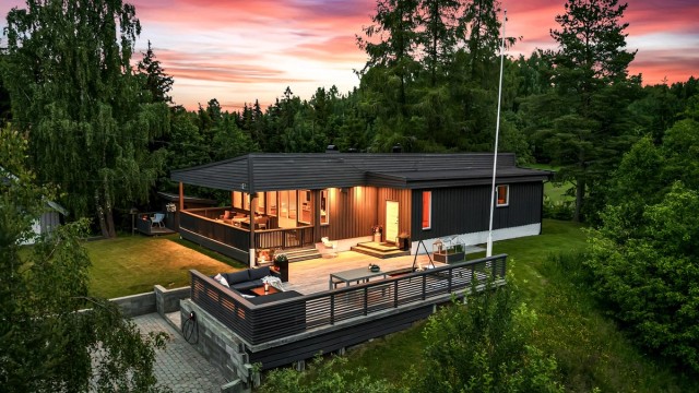 Tangerudveien 82 er en stor og familievennlig enebolig med mange muligheter. Innerst i blindvei.