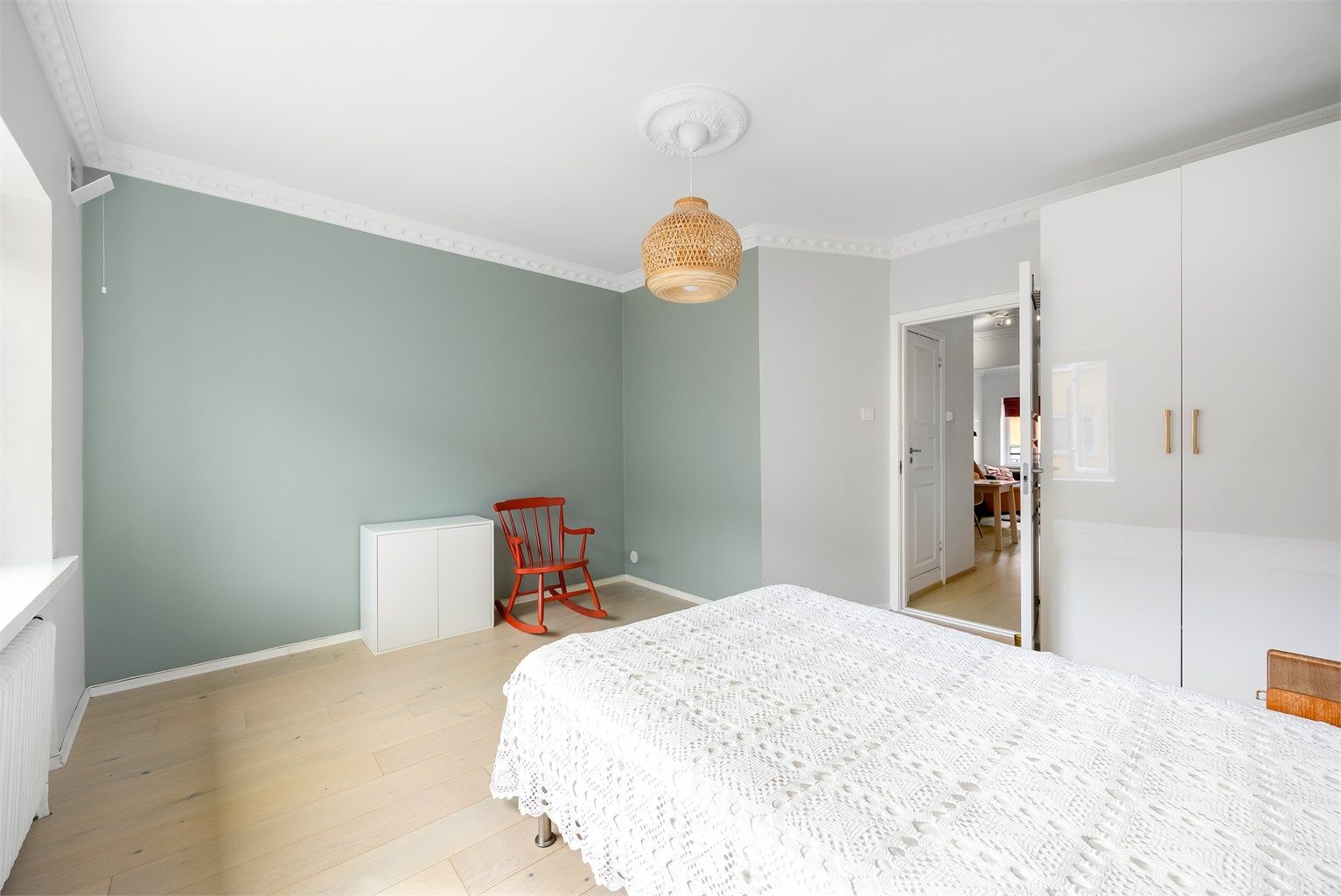 Rommets utforming gjør soverommet enkelt å møblere.