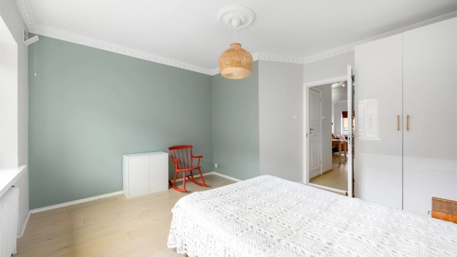 Rommets utforming gjør soverommet enkelt å møblere.