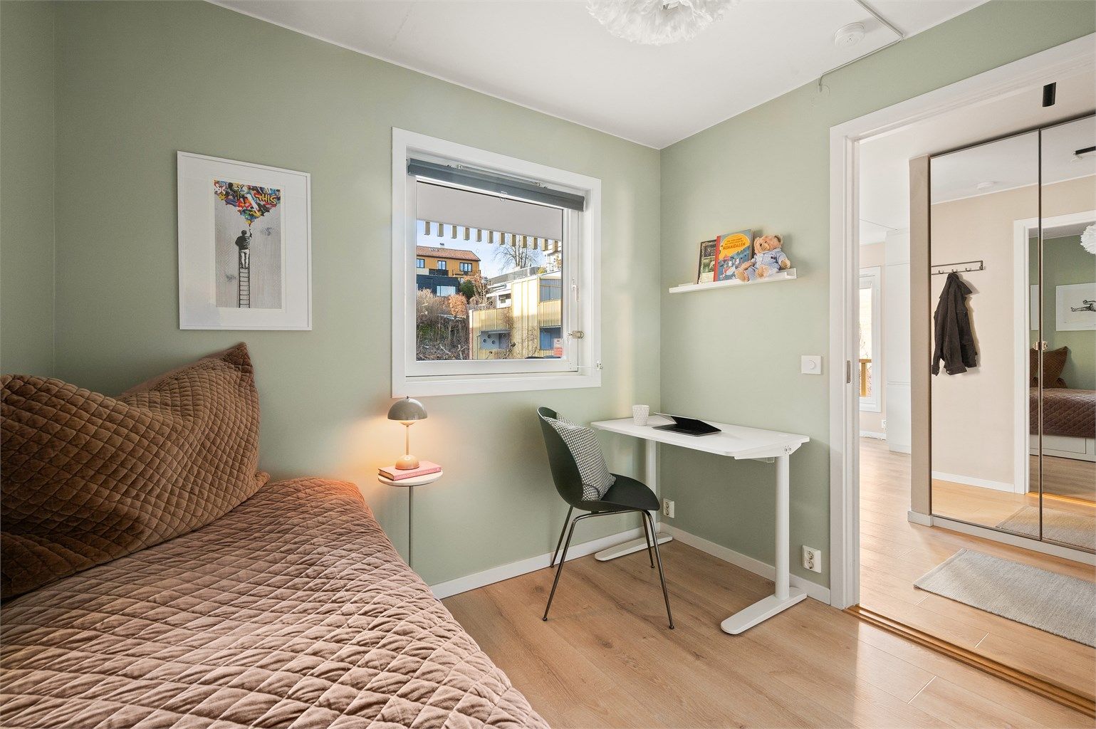 Rommet er lyst og enkelt å møblere etter eget ønske og behov.