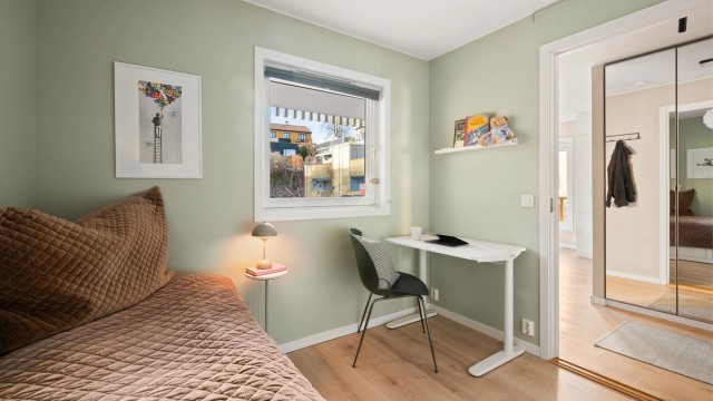 Rommet er lyst og enkelt å møblere etter eget ønske og behov.