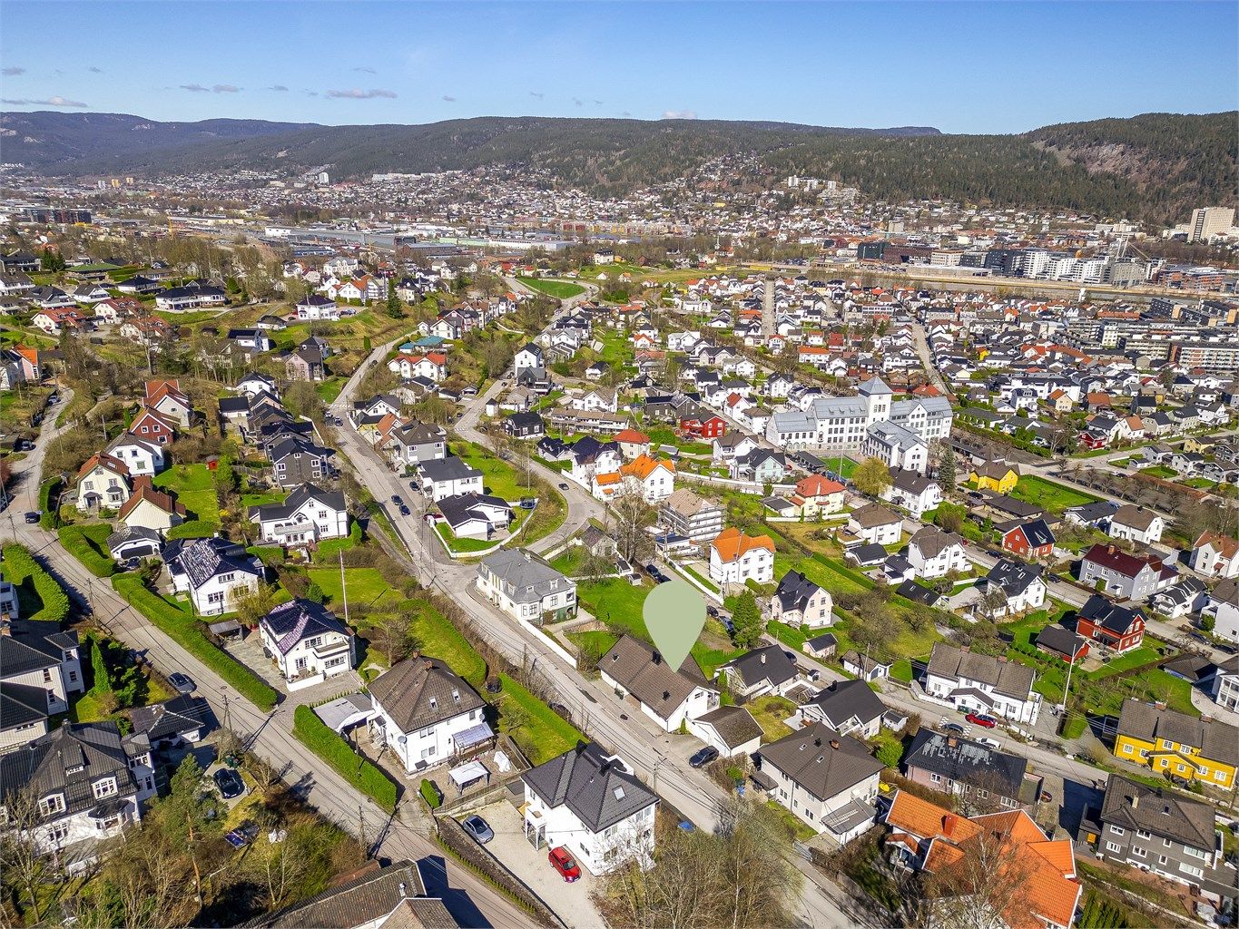 Kun 5-7 min kjøring til Drammen sentrum med alt av sentrumsfasiliteter, togstasjon og flere servicetilbud.