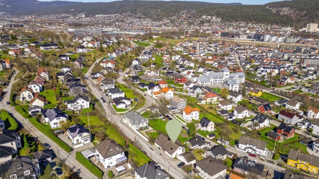 Kun 5-7 min kjøring til Drammen sentrum med alt av sentrumsfasiliteter, togstasjon og flere servicetilbud.